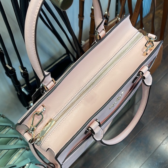 Kate Spade Madison Saffiano Leather Medium Satchel
COLOR:
Conch Pink
NWT - Picture 5 of 16